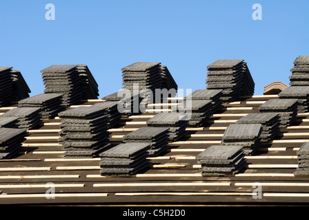 Bild zeigt ein Haus im Bau in der Dach-Phase. Stockfoto