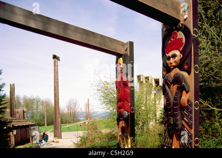 Küsten-Salish Totem Haus Beiträge am Museum für Völkerkunde, University of British Columbia (UBC), Vancouver, BC, Kanada Stockfoto