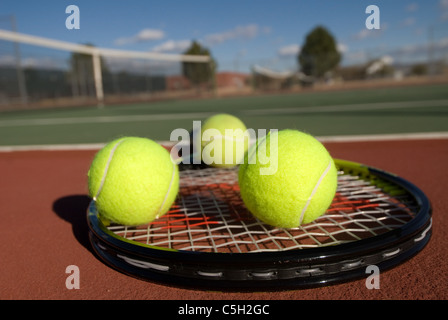 Ein Bild der Darstellung des Konzepts des Tennis, einschließlich Gerichts-, Schläger, Bällen und blau im Freien. Stockfoto