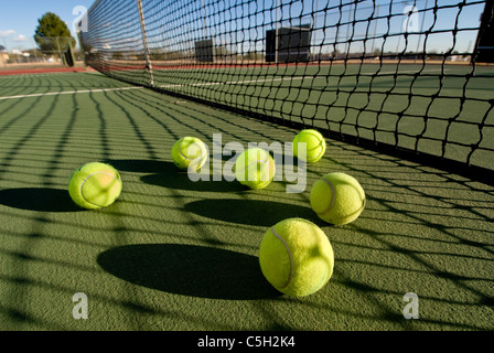 Ein Bild der Darstellung des Konzepts des Tennis, einschließlich der Gerichts- und Kugeln bei Sonnenuntergang. Stockfoto