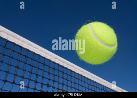 Ein Bild der Darstellung des Konzepts des Tennis, darunter einen Ball über das Netz gleiten. Stockfoto