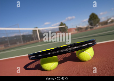 Ein Bild der Darstellung des Konzepts des Tennis, einschließlich Gerichts-, die Schläger, Kugeln und blaue im Freien. Stockfoto