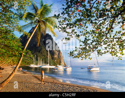 Frau stehend am Sandstrand an der Margretoute Bucht unter Petit Piton Berg auf der Insel St. Lucia in Westindien Stockfoto