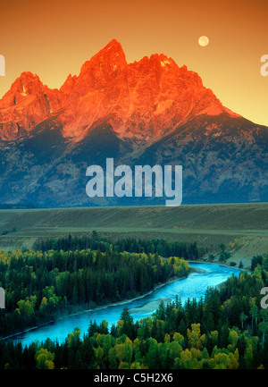 Oxbow Bend am Snake River mit Grand Teton unter Vollmond bei Sonnenaufgang in der Nähe von Jackson Hole, Wyoming Stockfoto