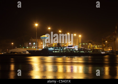 Sultan Qaboos Hafen in Muscat in der Nacht Stockfoto