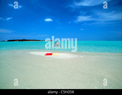 Paar verlassen Handtücher auf winzige Sandbank in Malediven Stockfoto