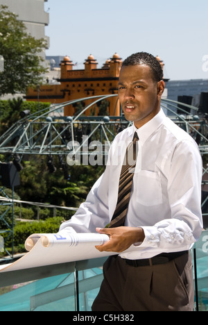 Ein Architekt prüft seine Zeichnungen in der Plaza arbeitet er auf. Stockfoto