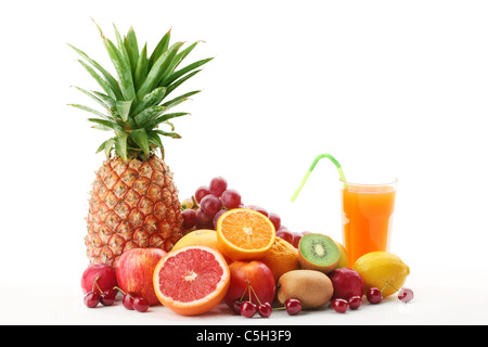 Haufen von Früchten mit Fruchtsaft auf weißem Hintergrund. Stockfoto