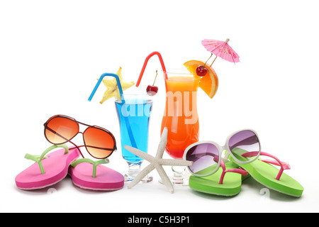 Tropischer Sommergetränk, Sonnenbrille und Flip Flops auf weißem Hintergrund. Stockfoto