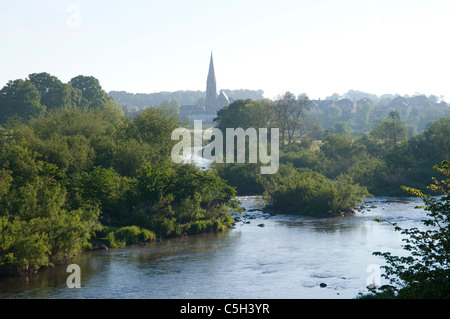 Fluss-Tweed und Kelso Stadt in Ferne Stockfoto