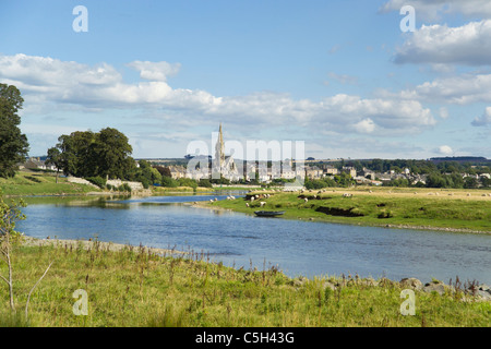 Fluss-Tweed mit Blick auf Stadt Kelso Stockfoto