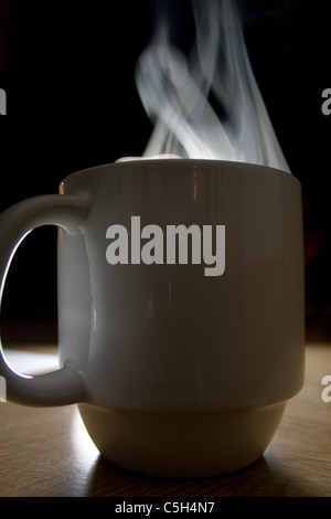 Dampf steigt aus Kaffeetasse Stockfoto