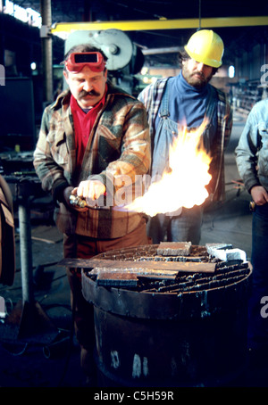 San Francisco, Kalifornien. Schweißer passt Fackel vor dem Schneiden von Metall in Bethlehem Werften. Stockfoto