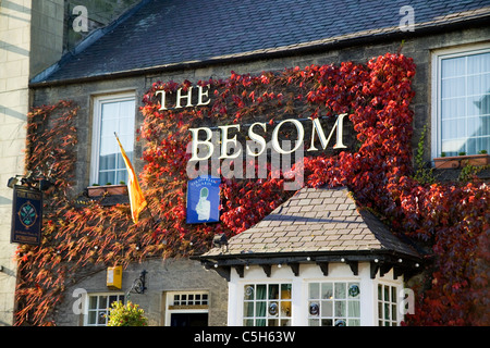 Der Besen Inn Hotel und Pub mit wildem Wein-Coldstream Stockfoto