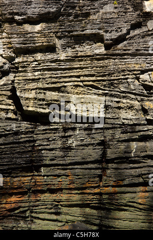 Nahaufnahme von erodierten Jurassic Sandsteinklippen auf Skye mit übereinander liegenden Sedimentfelsschichten, Glasnakille, Isle of Skye, Schottland, Vereinigtes Königreich Stockfoto