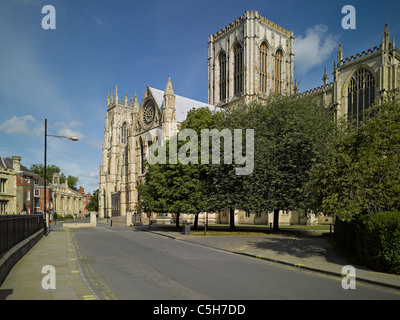 South Querhaus von York Minster und St Michael Le Belfrey Kirche im Sommer Deangate York North Yorkshire England UK Stockfoto