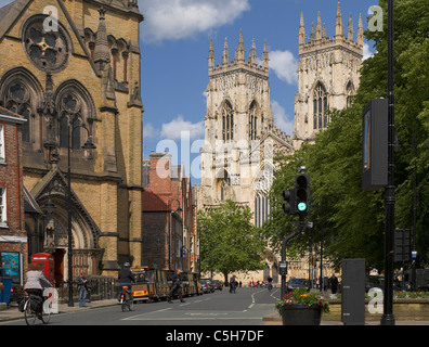 Westfront Türme des York Minster und St. Wilfrids Kirche Im Sommer Duncombe Place York North Yorkshire England UK United Großbritannien GB Großbritannien Stockfoto