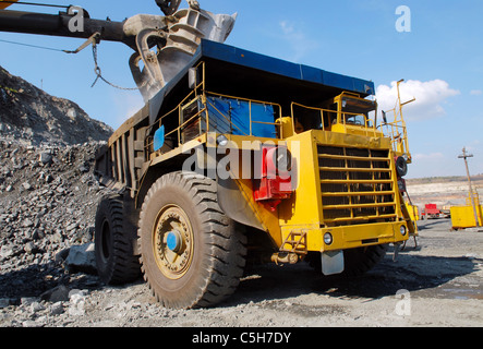 Verladung von Eisenerz auf sehr großen Körper-Dump truck Stockfoto