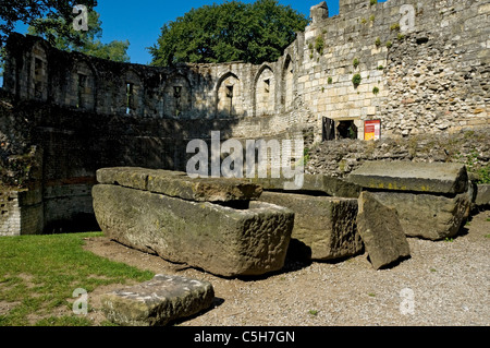 Alte Steinsärge neben dem Multangular Tower im Sommer York North Yorkshire England Vereinigtes Königreich GB Großbritannien Stockfoto