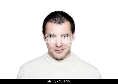 Porträt eines schönen ausdrucksstarken schmunzelnd im Studio auf weißen Hintergrund isoliert Stockfoto