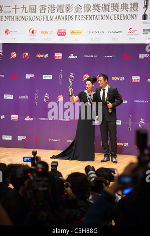 Simon Yam, Gewinner des Best Actor Award, mit der Schauspielerin Kara Hui Yin-Hung, Gewinner des Best Actress Award bei den 29. HK Film Awards 2010 Stockfoto