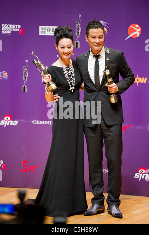 Simon Yam, Gewinner des Best Actor Award, mit der Schauspielerin Kara Hui Yin-Hung, Gewinner des Best Actress Award bei den 29. HK Film Awards 2010 Stockfoto