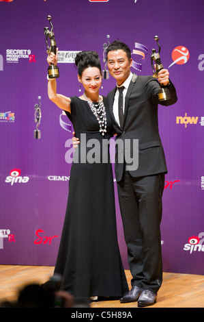 Simon Yam, Gewinner des Best Actor Award, mit der Schauspielerin Kara Hui Yin-Hung, Gewinner des Best Actress Award bei den 29. HK Film Awards 2010 Stockfoto