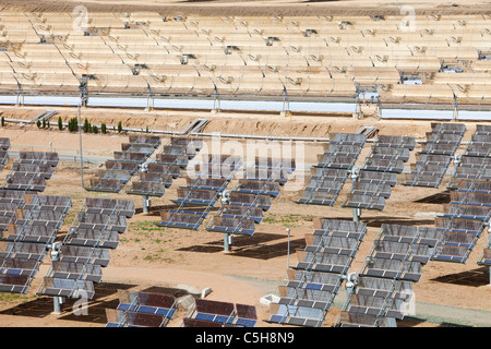 Foto voltaic Paneelen Teil der Solucar solar Anlage im Besitz von Abengoa Energie, in Sanlucar La Mayor, Andalusien, Spanien. Stockfoto