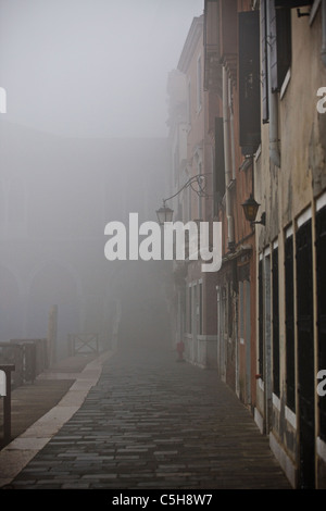 Eine Straße in den Nebel, Venedig, Italien Stockfoto