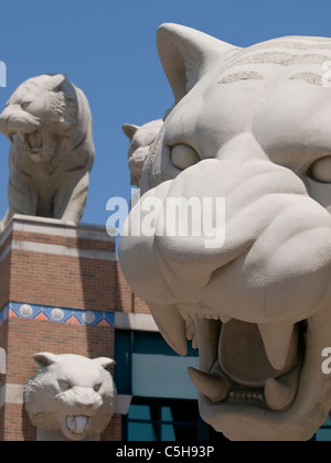 Nahaufnahme Foto von einigen der Tiger Statuen außerhalb der Detroit Tigers Comerica Park Baseball-Stadion Stockfoto