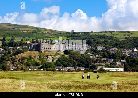 Harlech Castle und Dorf, Royal St Davids Golf Club im Vordergrund Stockfoto