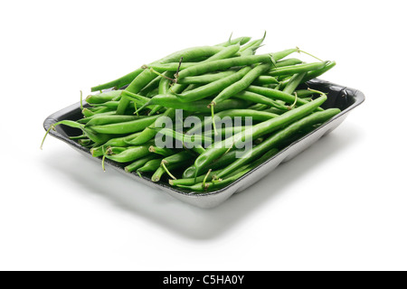 Grüne Bohnen auf Tablett Stockfoto