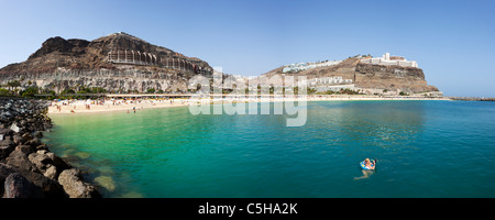 Panorama Blick auf Playa Amadores, Puerto Rico, Gran Canaria und umliegende Berge und Orte; weibliche Schwimmer im Vordergrund Stockfoto