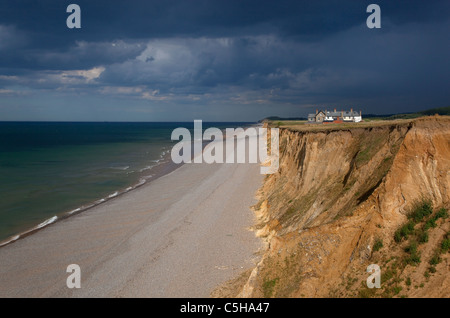 Coastal Cottages & Pfad Weybourne Norfolk kommenden Sturm Stockfoto