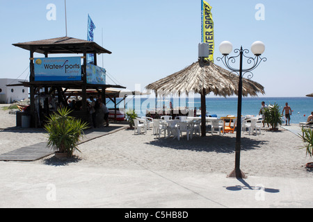 WASSERSPORT-ZENTRUM IN KARDAMENA BEACH AUF DER GRIECHISCHEN INSEL KOS. Stockfoto