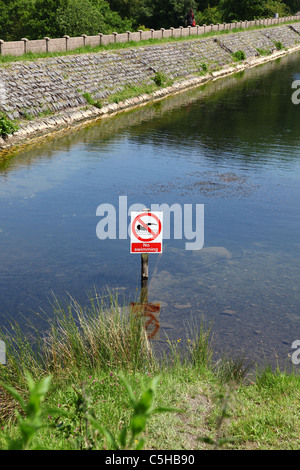 Kein Schwimmen Schild am Bathpool Park Stoke-on-Trent Stockfoto