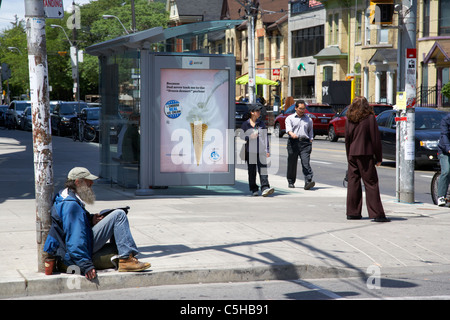 Obdachloser Betteln auf den Straßen Toronto Ontario Kanada Stockfoto