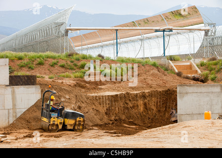 Das Andasol-Solarkraftwerk in der Nähe von Guadix, Spanien, ist das weltweit erste und größte thermische Solarkraftwerk. Stockfoto