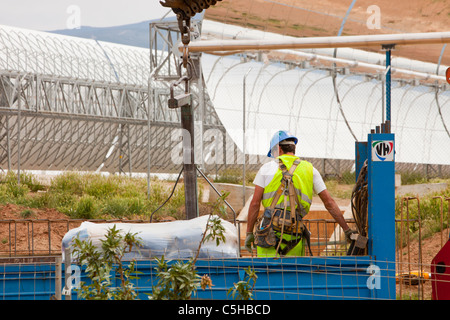 Das Andasol-Solarkraftwerk in der Nähe von Guadix, Spanien, ist das weltweit erste und größte thermische Solarkraftwerk. Stockfoto