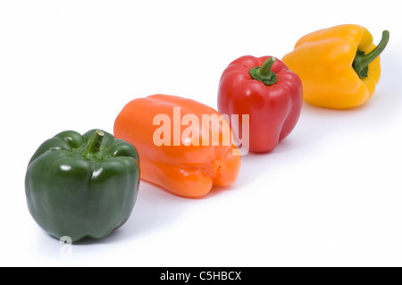 Vier bunte Paprika isoliert auf weißem Hintergrund Stockfoto
