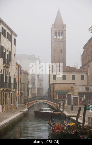 Eine Brücke Rio San Barnaba, Dorsoduro, Venedig, Italien Stockfoto