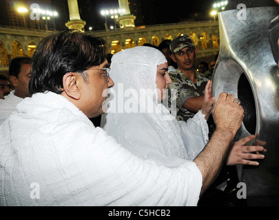 Präsident Asif Ali Zardari berührt Hujr-e-Aswad (Heiliger Stein) während Umrah an Khana Ka'aba während seiner Besuche in Makkah Mukarrama Stockfoto