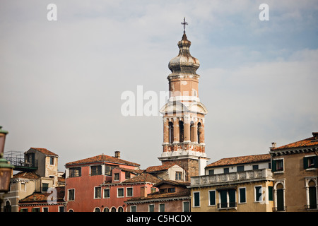 Die Turmspitze des Bell Tower von Santi Apostoli Kirche von der Rialto-Brücke, Venedig Stockfoto