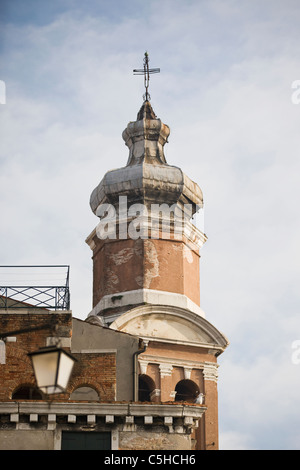 Die Turmspitze des Bell Tower von Santi Apostoli Kirche von der Rialto-Brücke, Venedig Stockfoto