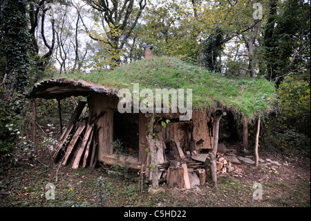 Ein Rasen überdacht Rundhaus Tir Ysbrydol Bereichder Brithdir Mawr Gemeinschaft in der Nähe von Newport, Pembrokeshire Stockfoto