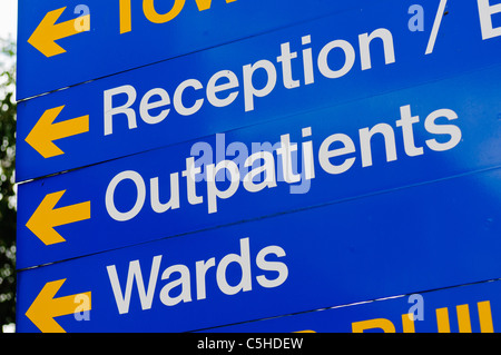 Zeichen in einem Krankenhaus Regie Besucher an der Rezeption, ambulante Patienten und Stationen. Stockfoto