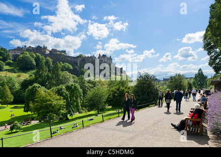 Blick über Princes Gardens mit dem Schloss auf dem Hügel hinter, Edinburgh, Scotland, UK Stockfoto