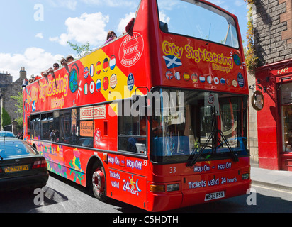 City Sightseeingbus auf der Royal Mile in der Altstadt, Edinburgh, Scotland, UK Stockfoto