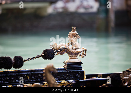 Traditionellen goldenen Seepferdchen Dekoration auf einer Gondel Venedig, Italien Stockfoto