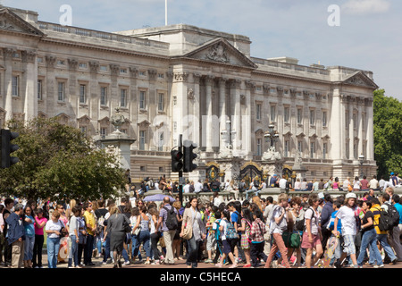 Massen von Touristen am Buckingham Palace beim Überqueren der Straße kurz vor dem Start die Wachablösung zu ändern Stockfoto